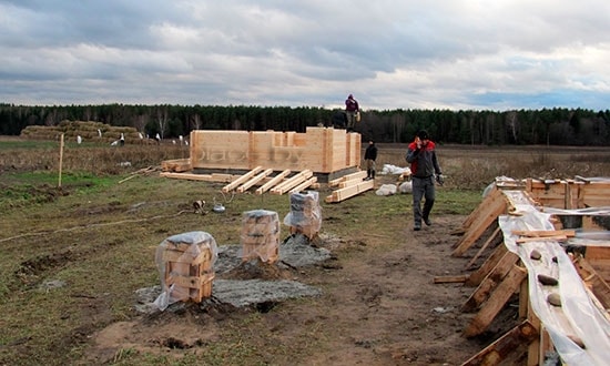 Процесс работ по сборке сруба