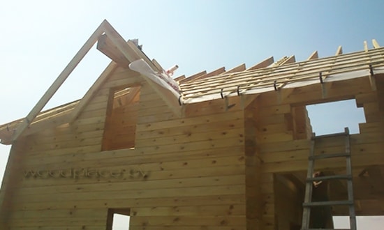 Вид снизу на деревянный дом