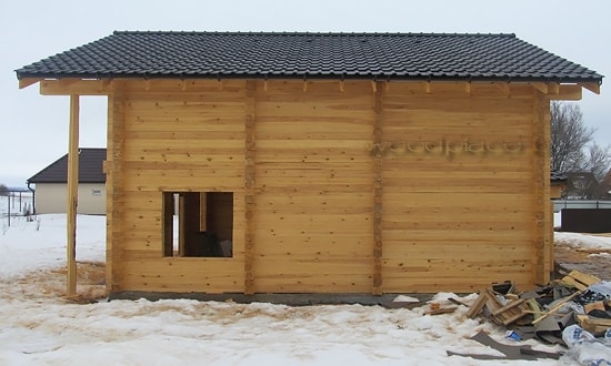 Вид на готовый дом сбоку