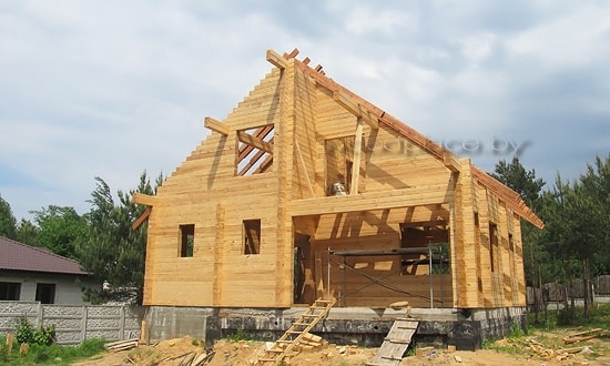 Вид на фасад деревянного дома