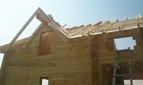 Вид снизу на деревянный дом