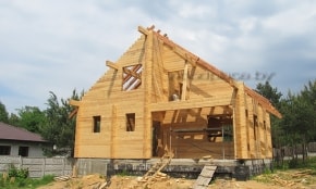 Вид на фасад деревянного дома