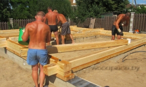 Начало строительства дома в Раубичах. Венец - 1.