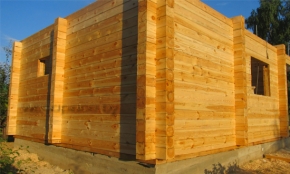 Общий вид на деревянный сруб. Строительство в Раубичах.