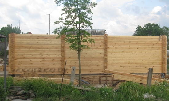 Строительство дома в Марьиной Горке. Вид на деревянный сруб с торца.