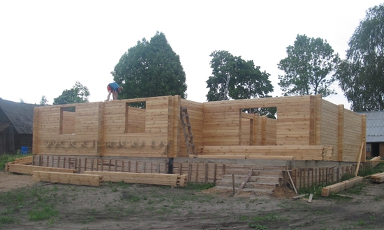 Строительство дома в Марьиной Горке. Вид на деревянный сруб с фасада.