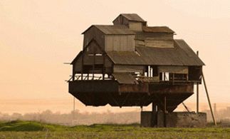 Деревянный парящий дом